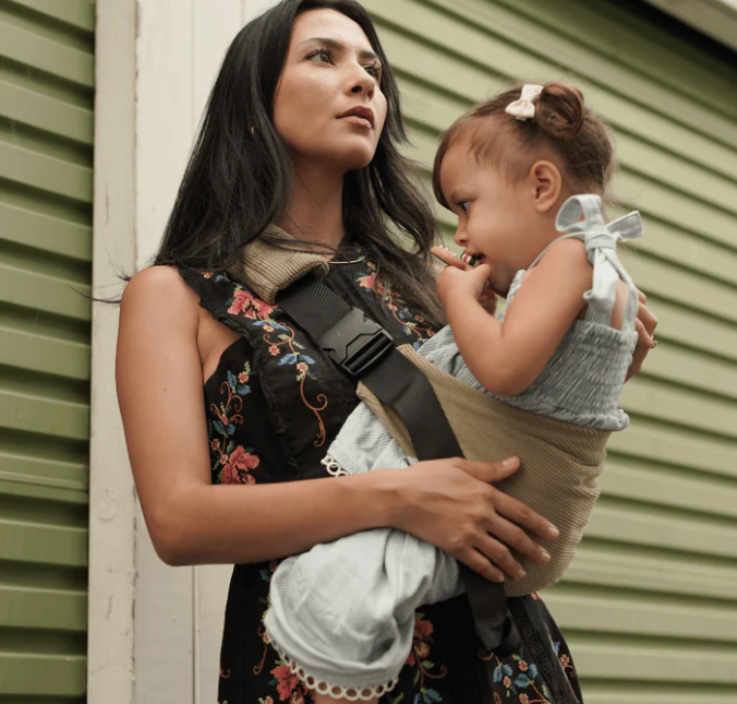 Solvera CarryEase™ – De drager die jou ondersteunt terwijl je je kindje koestert.