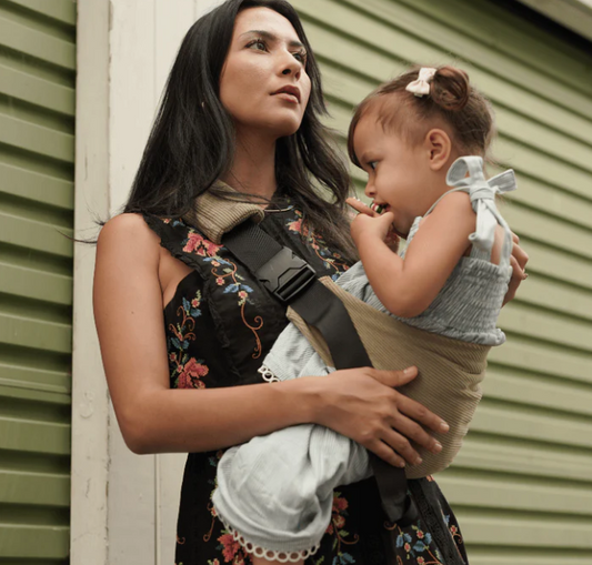Solvera CarryEase™ – De drager die jou ondersteunt terwijl je je kindje koestert.